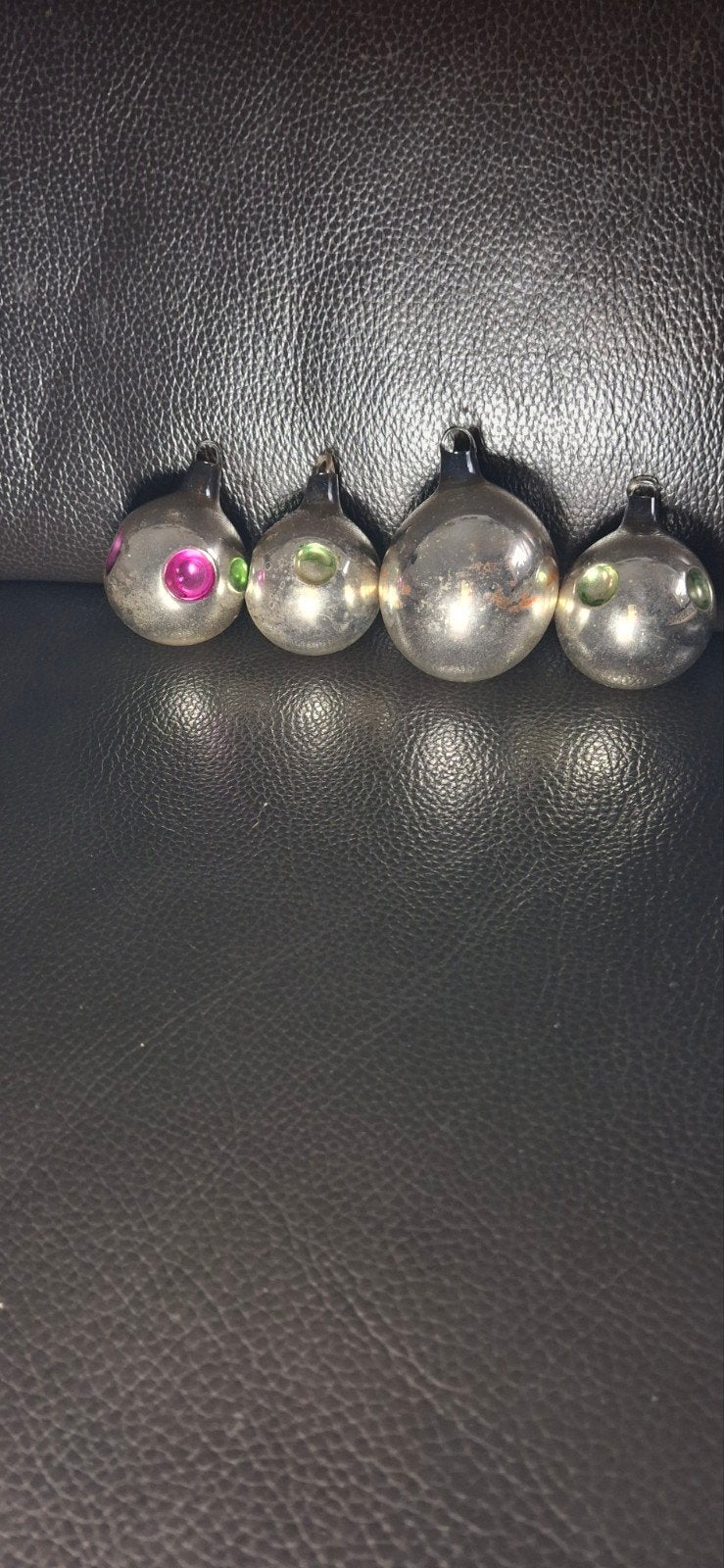 4 ajeko kerstballen, Enlèvement