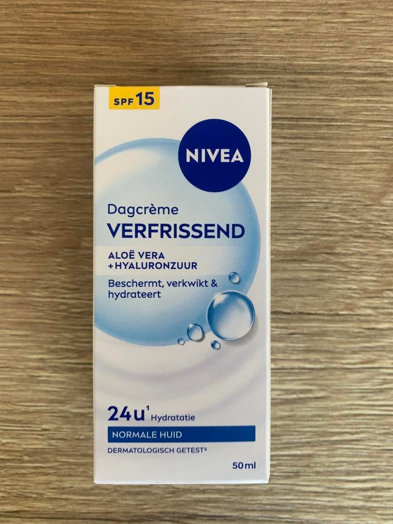 NIVEA Hydraterende Dagcrème met SPF15, Ophalen of Verzenden, Nieuw, Gehele gezicht, Verzorging