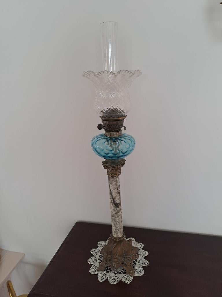 Antieke olielamp met marmeren voet en blauwe glazen tank, Enlèvement
