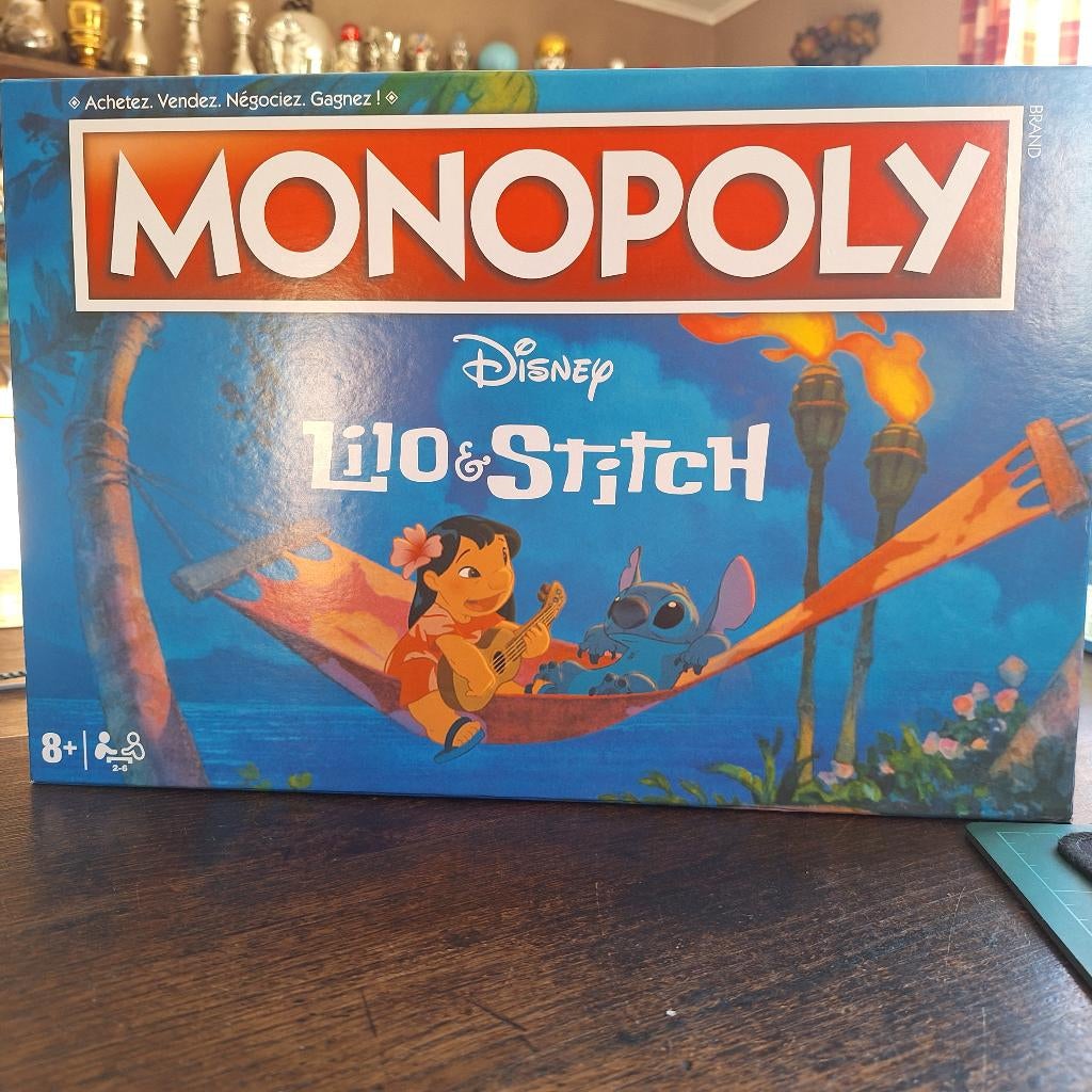 MONOPOLY LILO & STITCH + EXCLUSIEVE PIONNENZAK, Vijf spelers of meer, Verzenden, Zo goed als nieuw, HASBRO