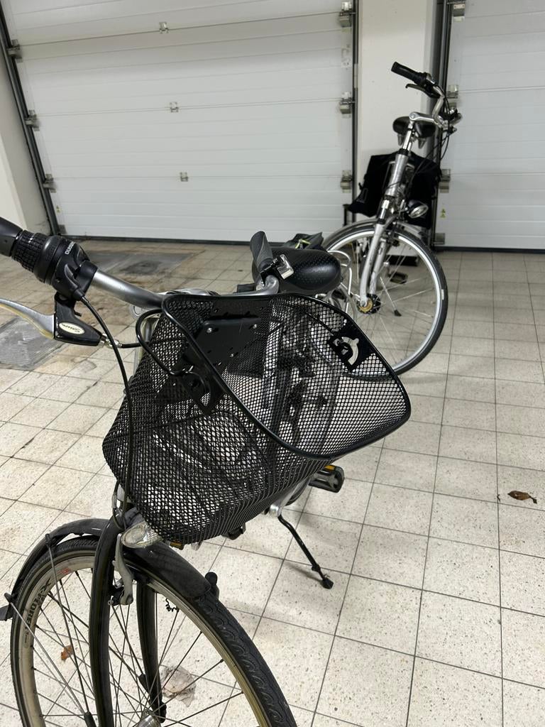 Fietsmand en pomp ZONDER FIETS !, Ophalen, Zo goed als nieuw