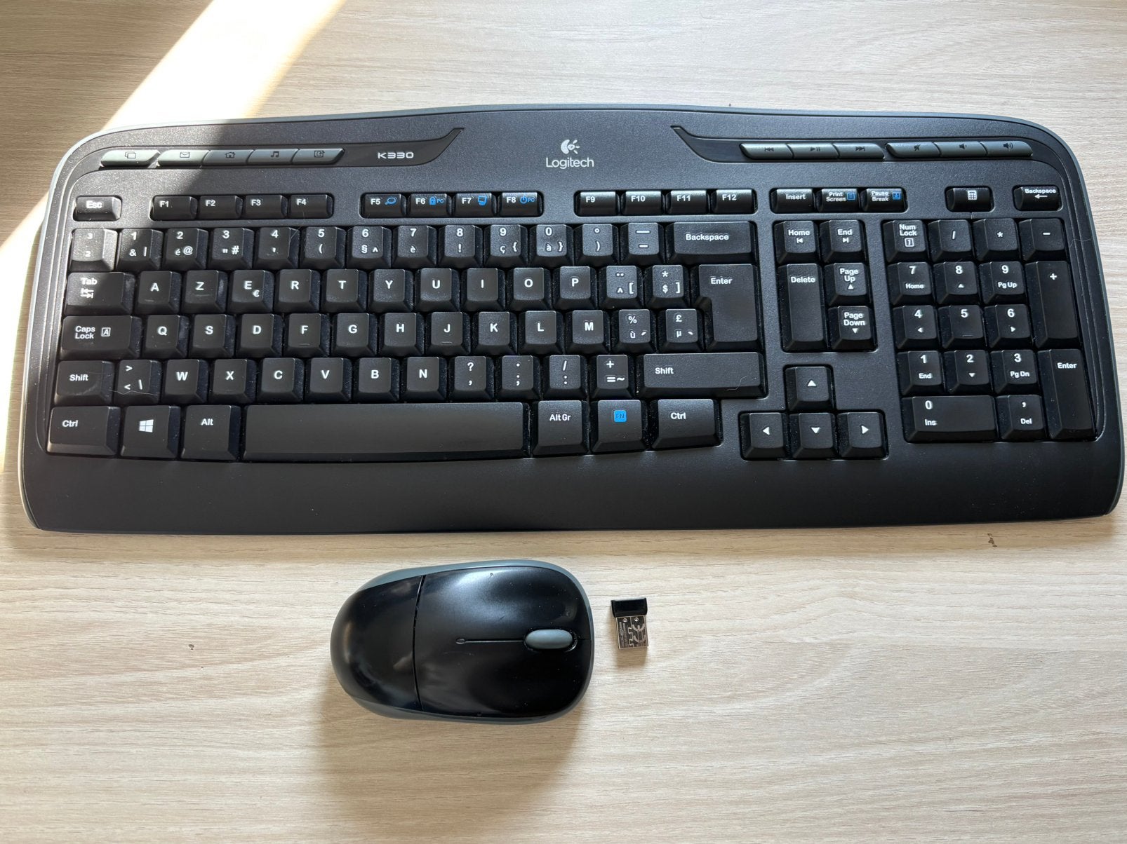 Logitech MK330 AZERTY BE draadloze toetsenbord-muisset, Computers en Software, Toetsenbord en muis-set, Logitech, EPFL - Quartier de l'Innovation, Daniel Borel Innovation Center, CH - 1015 Lausanne, Suisse