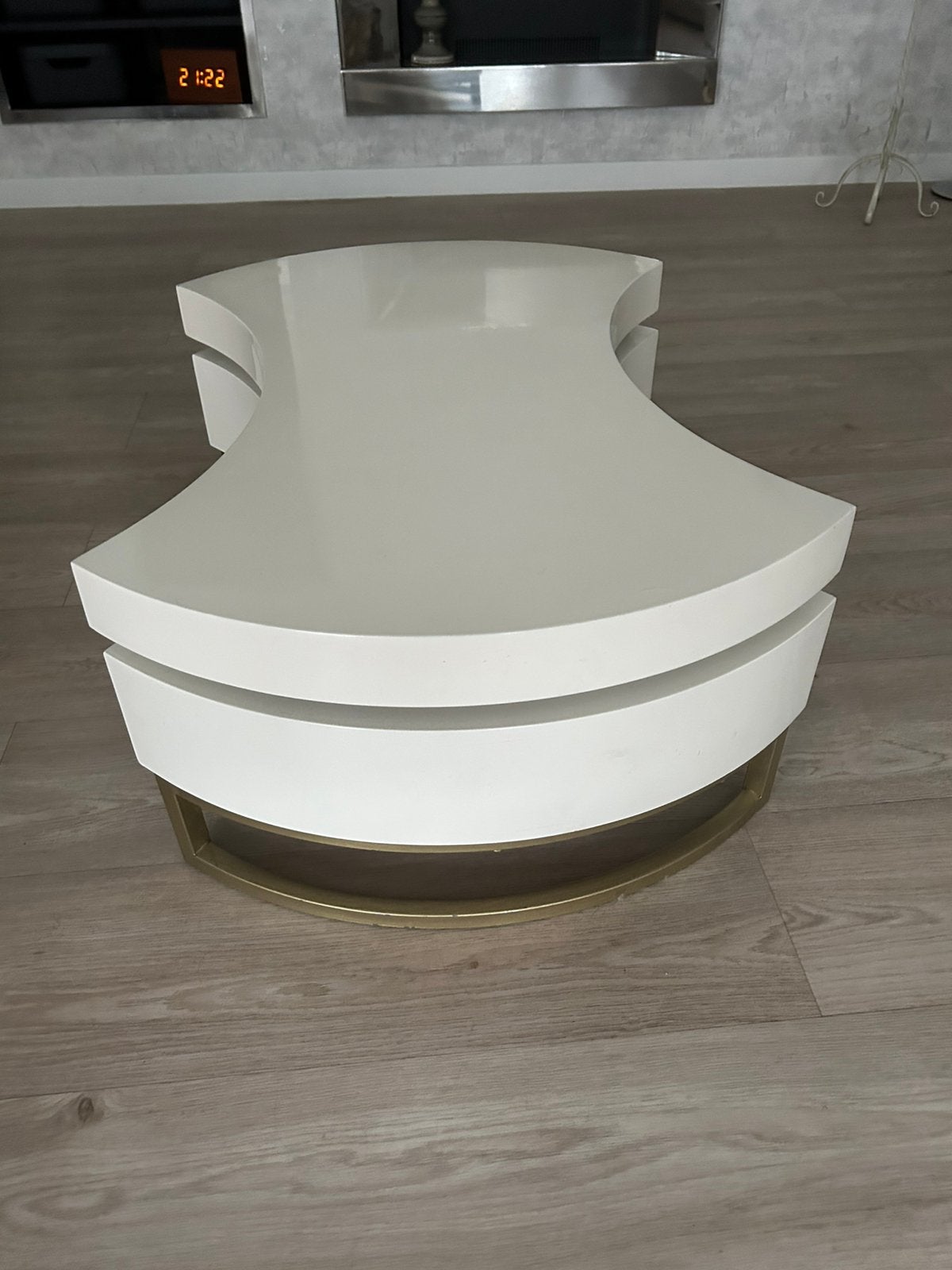 design salontafel met aanpasbare vorm – Hoogglans wit / Goud, Huis en Inrichting, Ophalen, Zo goed als nieuw