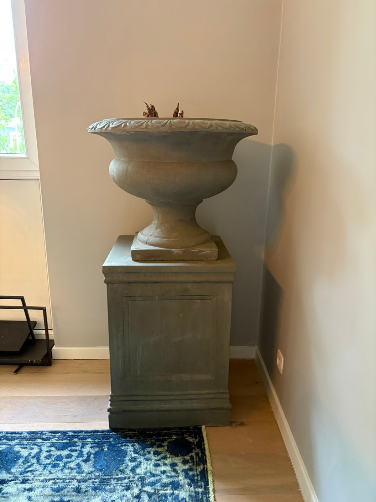 Grote Medici vaas op sokkel verweerde look | ca. 130 cm hoog, Huis en Inrichting, Ophalen, Zo goed als nieuw