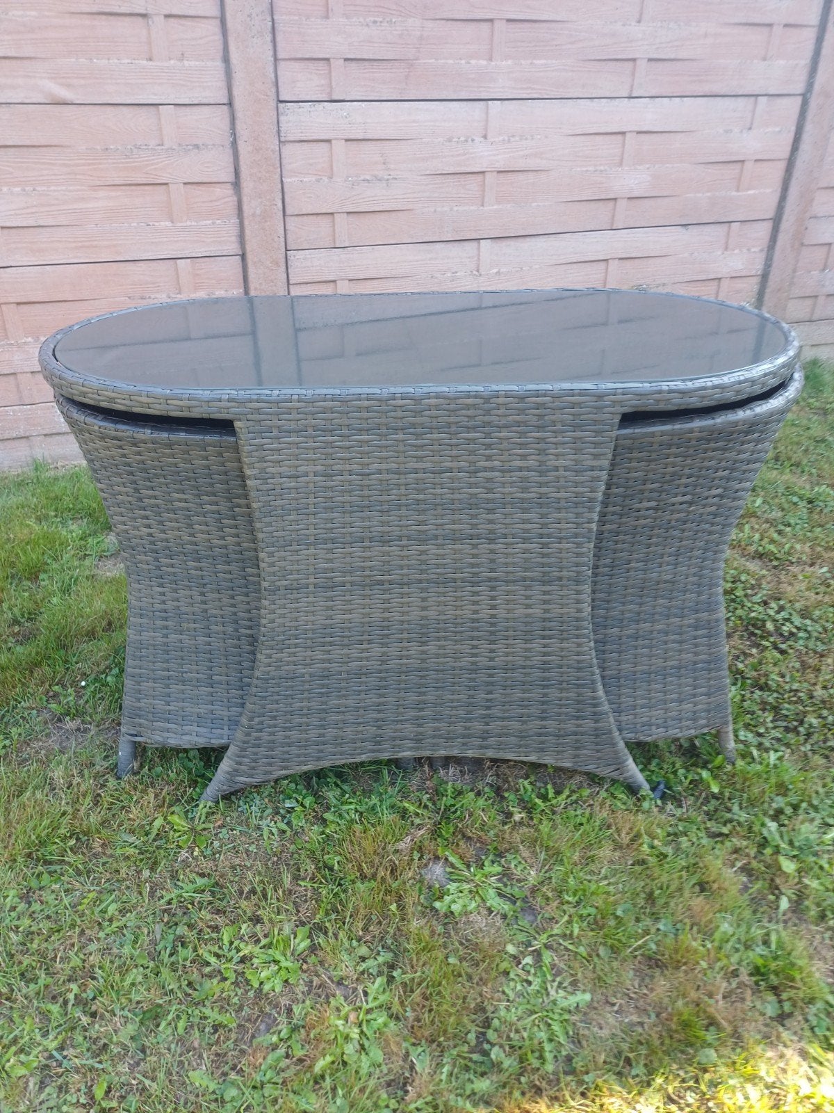 table de jardin ou de terrasse avec chaises et coussins., Enlèvement