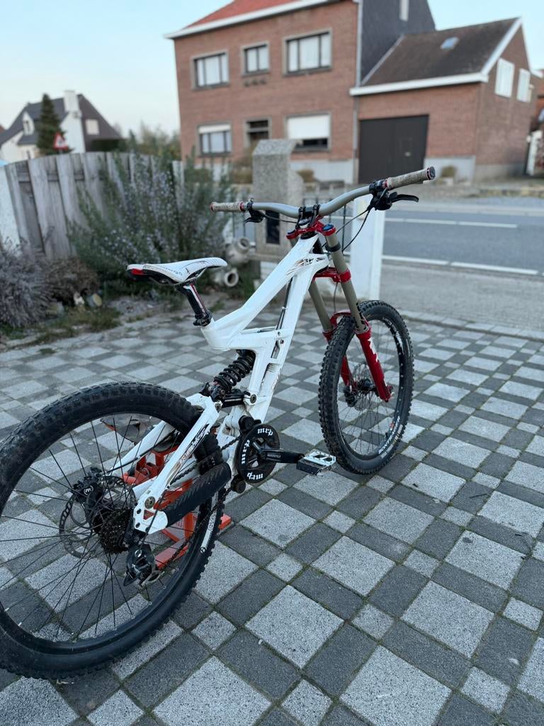 Downhill fiets, Fietsen en Brommers, Fietsen | Mountainbikes en ATB, Zo goed als nieuw, Ophalen