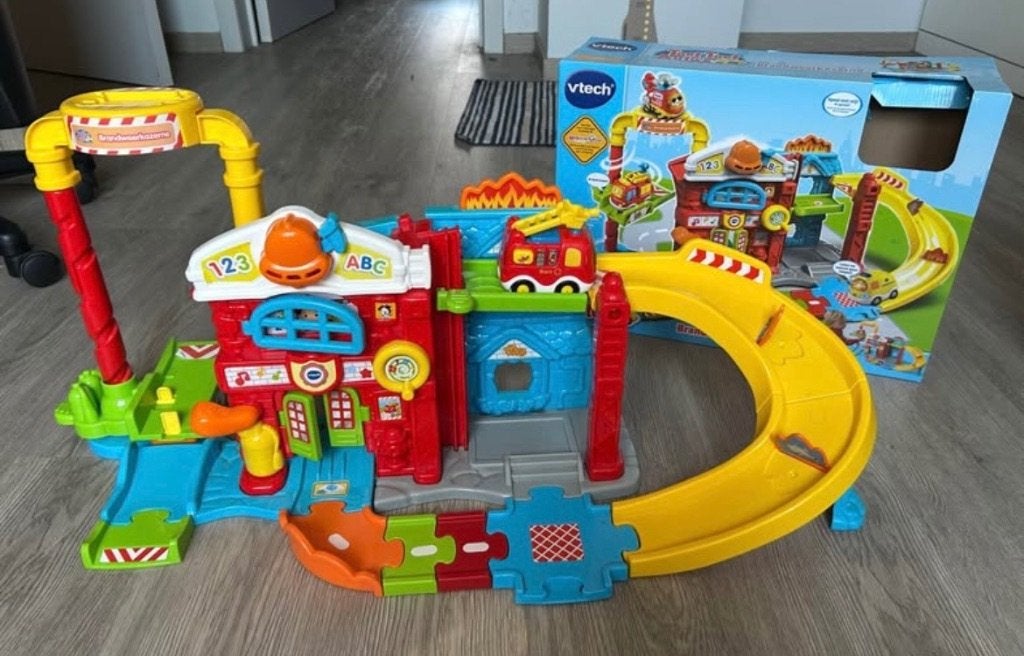 Toet Toet Auto’s Brandweerkazerne compleet met doos, Kinderen en Baby's, Ophalen, Zo goed als nieuw, 6 maanden tot 2 jaar
