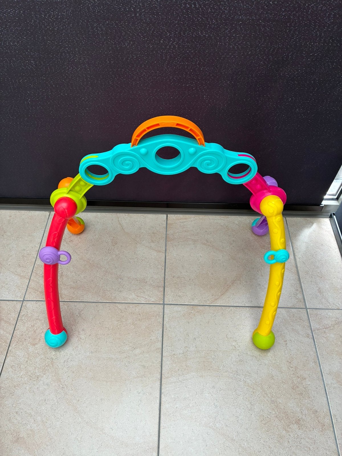 Kleurrijke kunststof babygym / speelboog, Enlèvement, Comme neuf