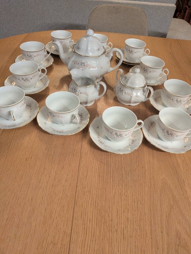 Service à thé en porcelaine rose de Tchécoslovaquie, Enlèvement