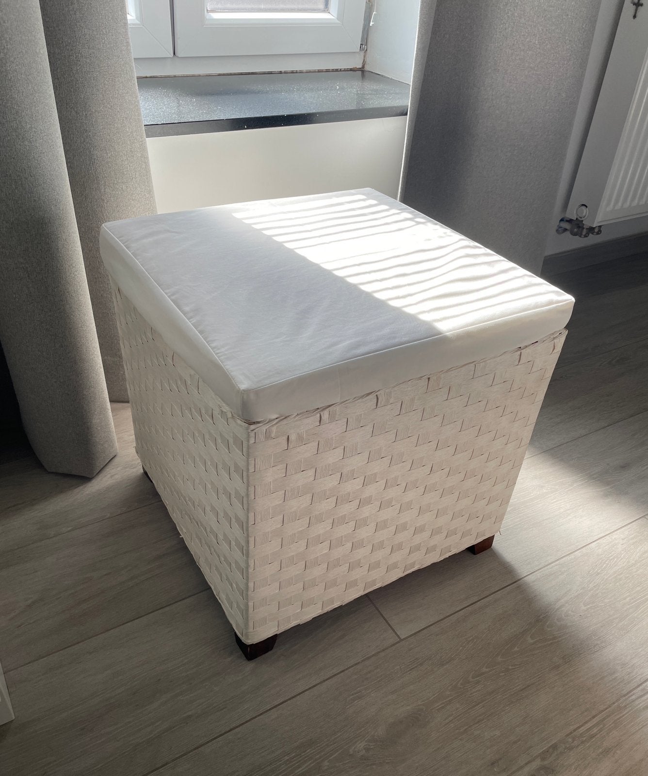Pouf bac coffre jouets rangement blanc osier coiffeuse, Enlèvement, Comme neuf