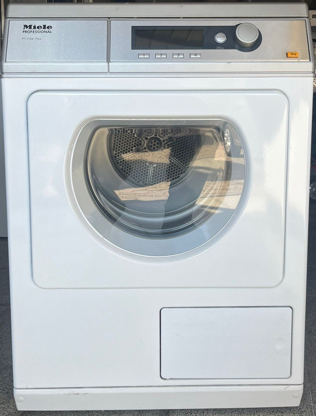 ​Sèche-linge professionnel Miele Professional PT 7136 Plus –