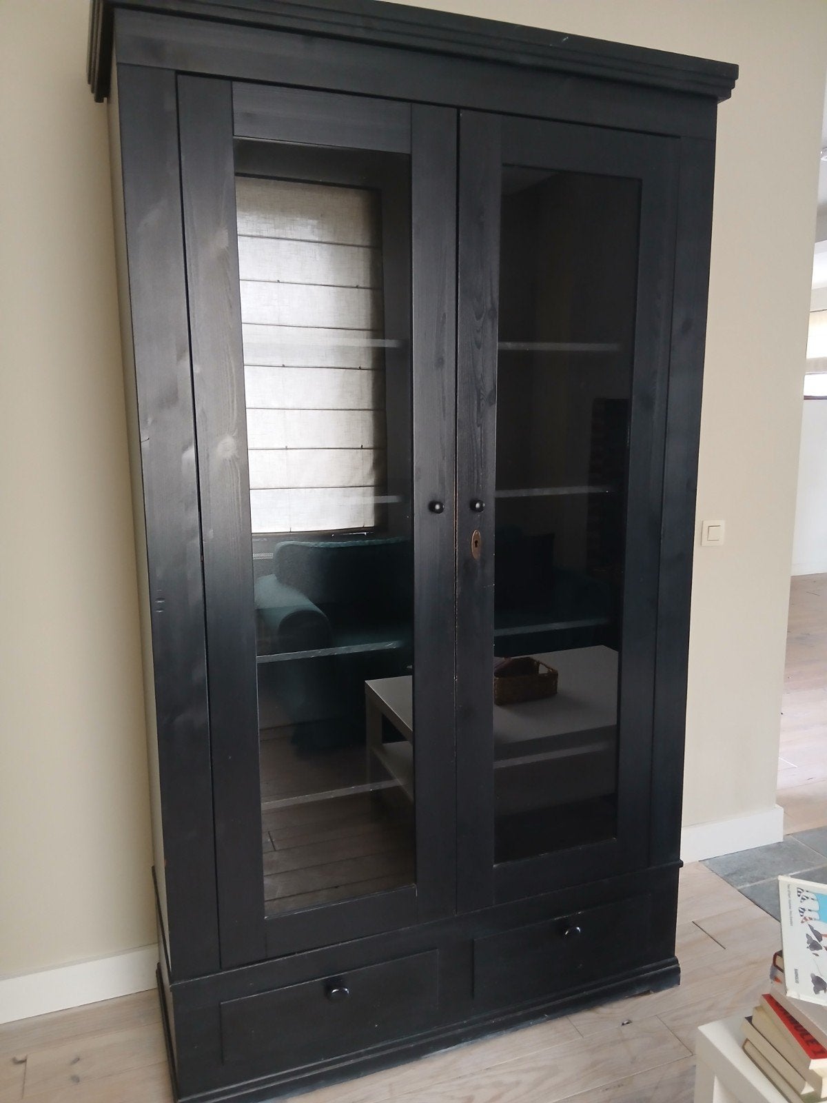 Grote zwarte servieskast voor mooie spullen, Huis en Inrichting, Kasten | Vitrinekasten, Ophalen, 25 tot 50 cm, 100 tot 150 cm