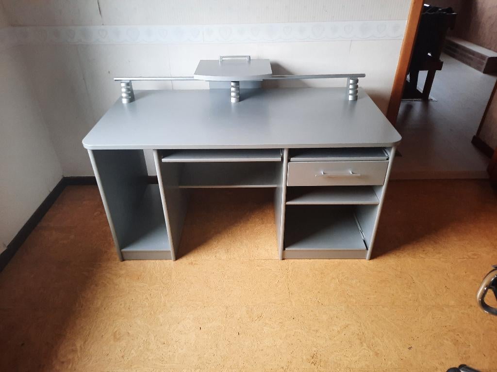 bureau te koop, Huis en Inrichting, Bureaus, Ophalen, Zo goed als nieuw, Grijs, Computerbureau