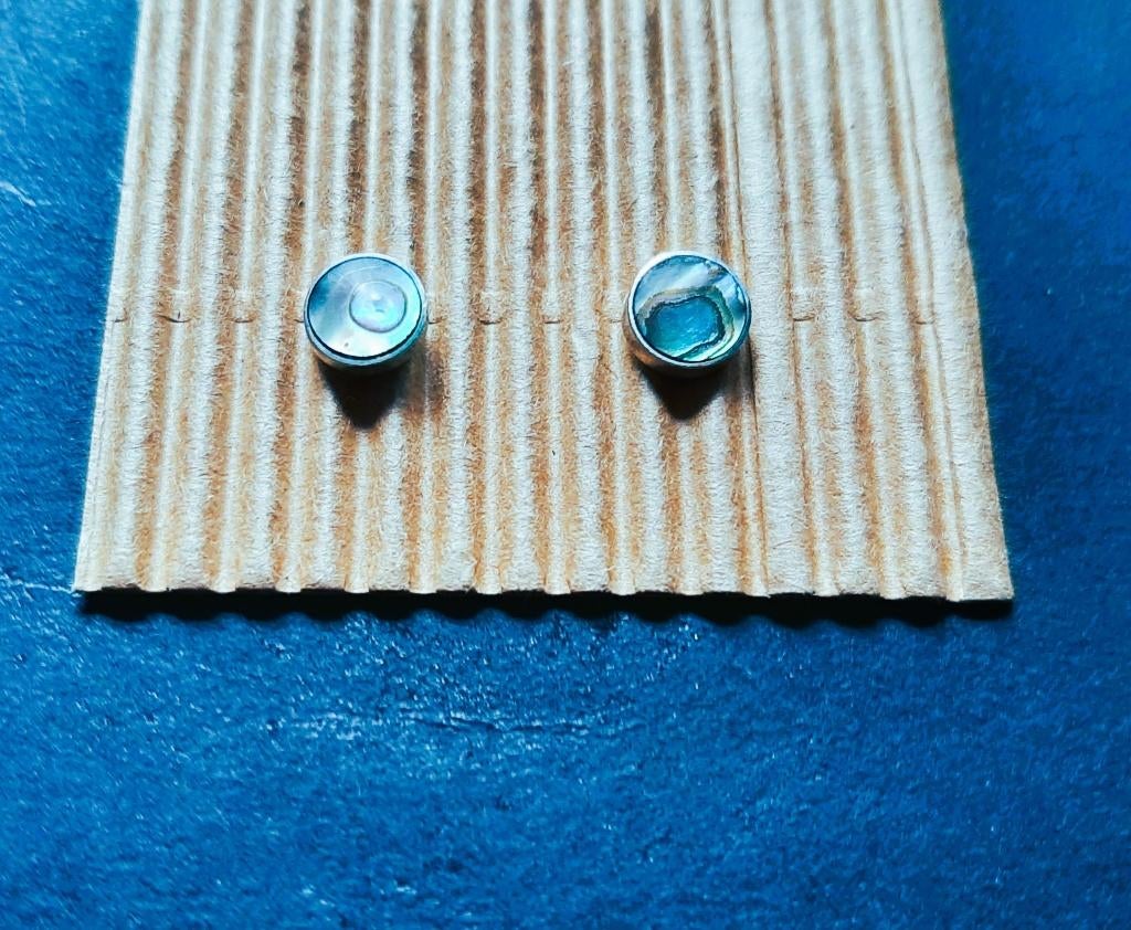 Te koop: Kleine zilveren oorbelletjes met opaas steentje., Bijoux, Sacs & Beauté, Boucles d'oreilles, Enlèvement, Bleu, Argent