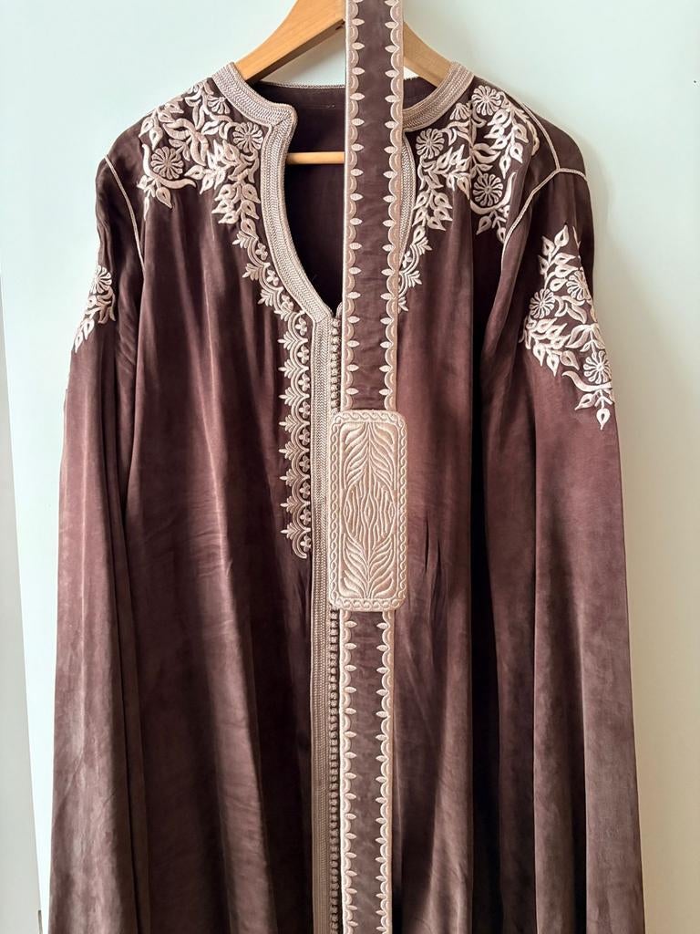 Très beau kaftan brodé brun et beige t 44 46, Beige