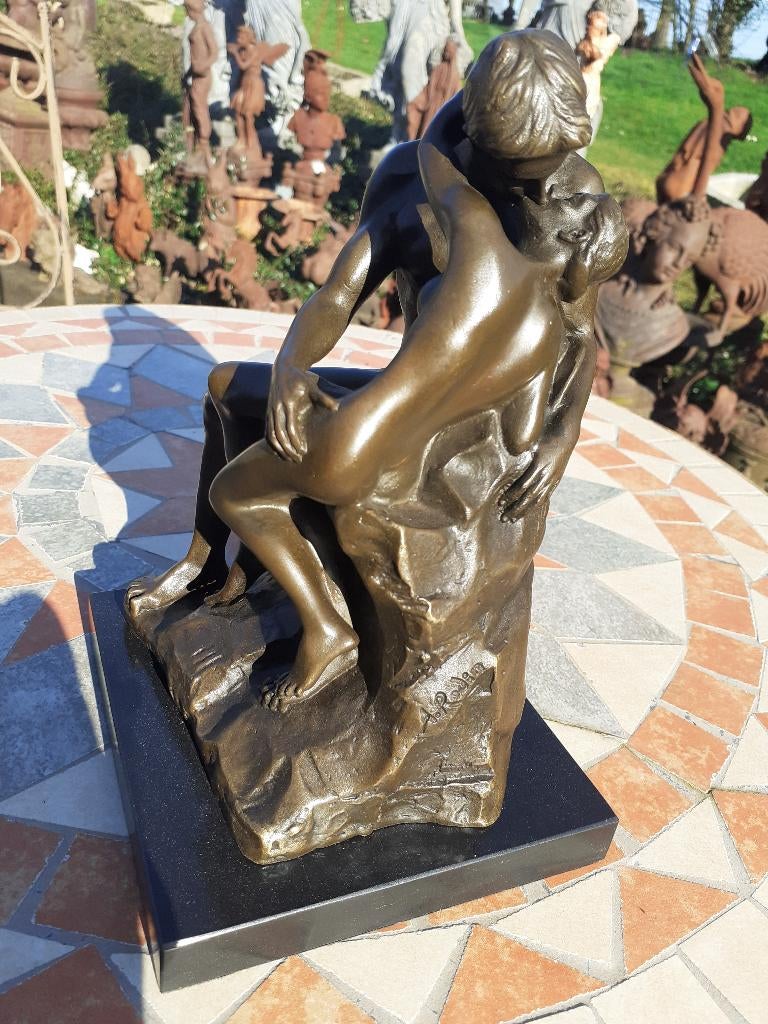 PRACHTIG BRONS OP MARMEREN BASIS (Rodin's kiss)., Antiek en Kunst, Ophalen of Verzenden, Brons