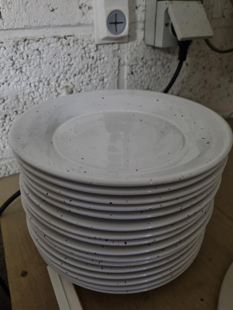17 borden ø 22cm, Huis en Inrichting, Keuken | Servies, Ophalen, Zo goed als nieuw, Overige stijlen, Bord(en)