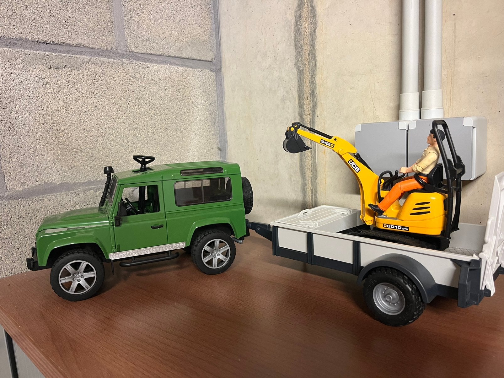 Bruder jeep met aanhangwagen en minigraver., Ophalen, Zo goed als nieuw