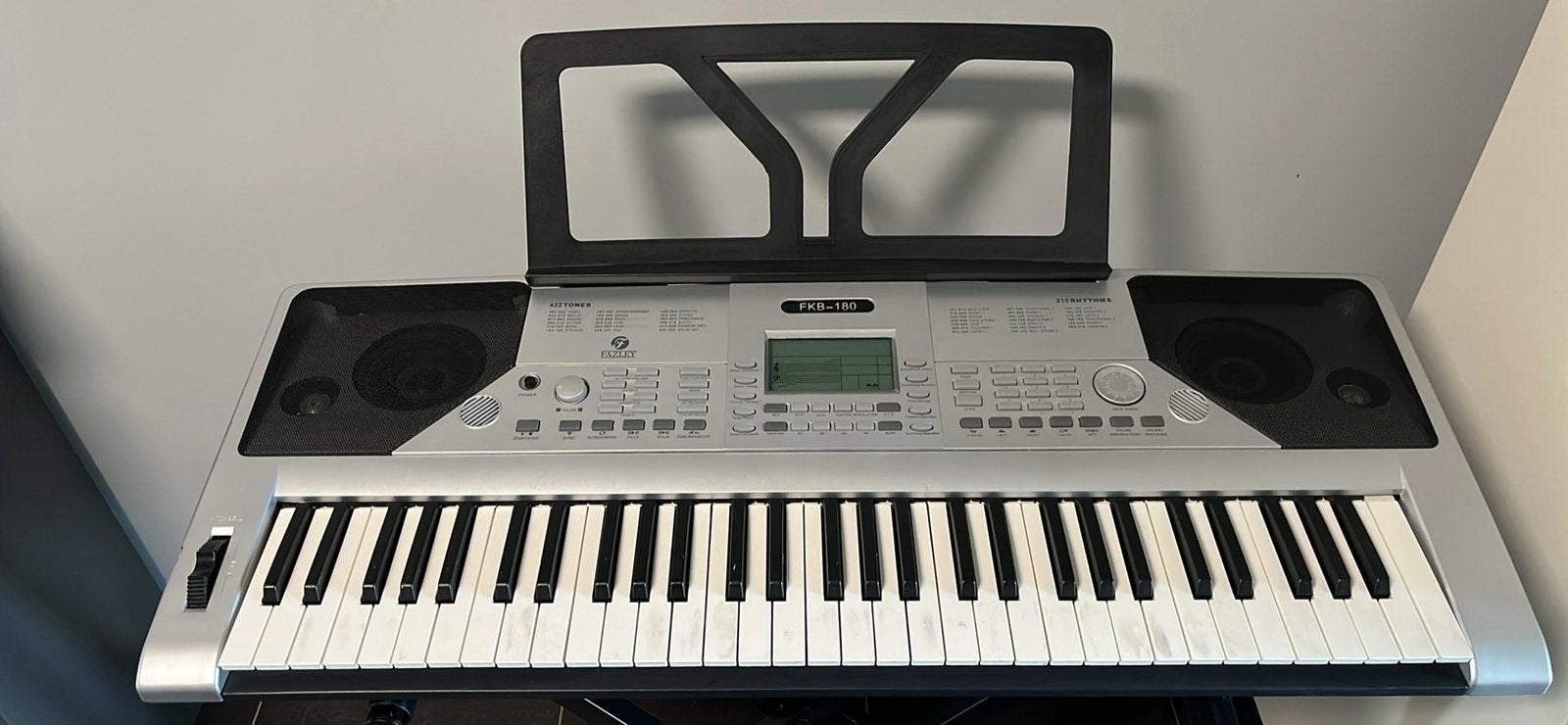 Piano met standaard, Musique & Instruments, Enlèvement, Comme neuf, Avec pied