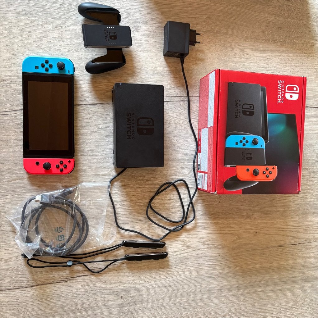 Nintendo Switch V2 (incl. 256 Gb opslagkaart), Games en Spelcomputers, Spelcomputers | Nintendo Switch, Met 2 controllers, Zo goed als nieuw