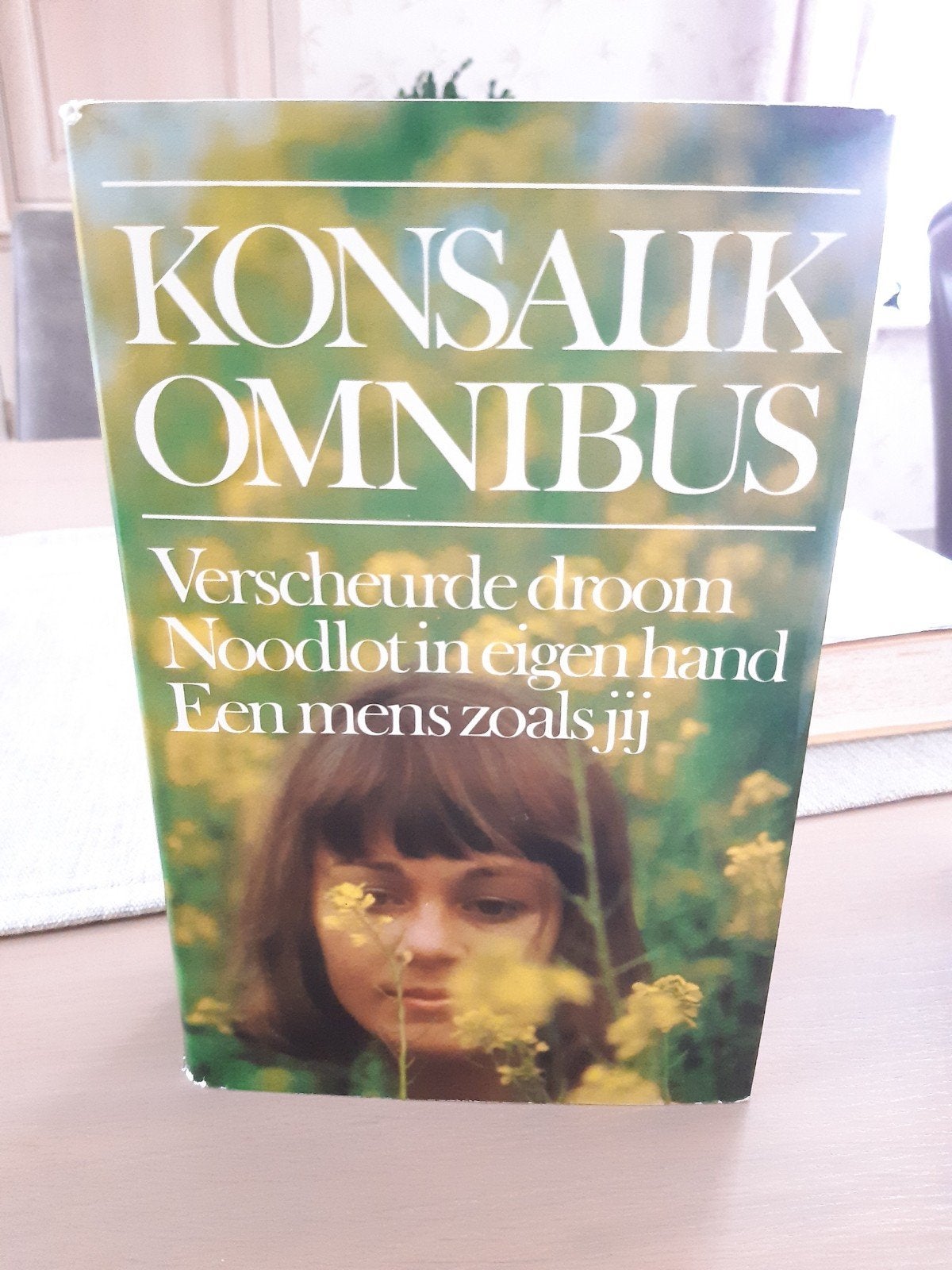 Roman met 3 verhalen, Boeken, Historische romans, Ophalen of Verzenden