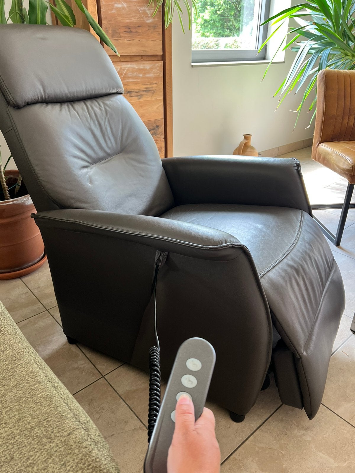 Lederen elektrische relaxzetel bruin-grijs, Huis en Inrichting, Fauteuils, Ophalen, Zo goed als nieuw