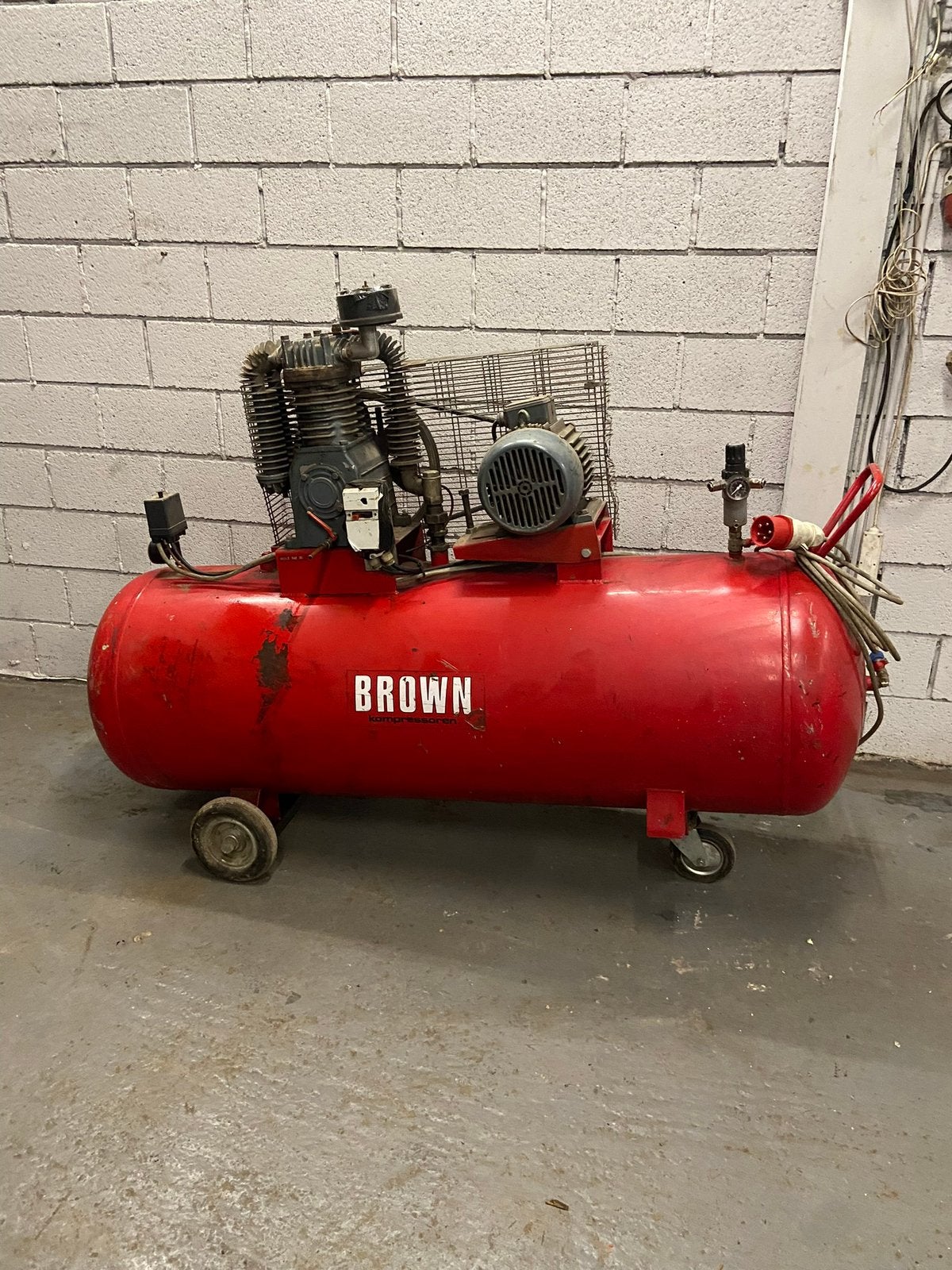 Ancien compresseur brown 500 l moteur triphasé 380/220, Bricolage & Construction, Compresseurs, Enlèvement, Utilisé, 10 bars ou plus