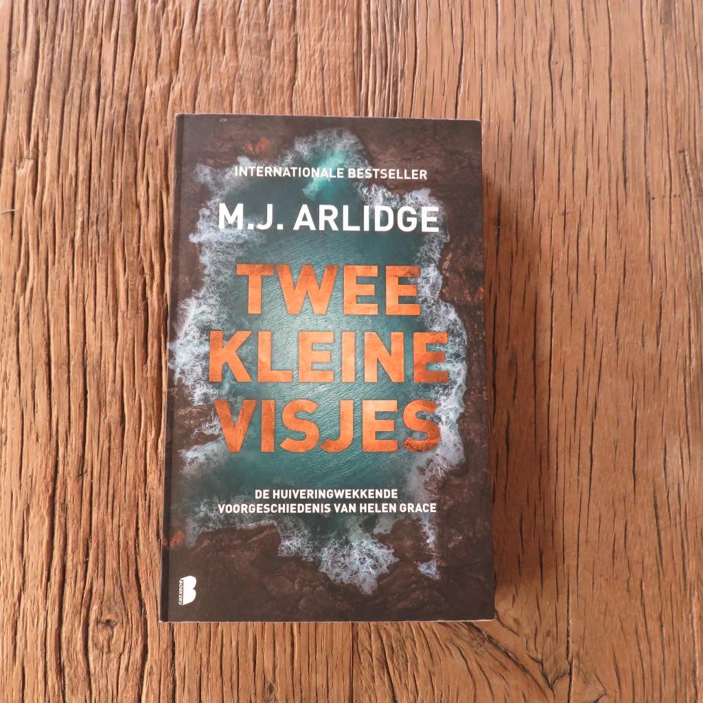 Twee kleine visjes M.J. Arlidge, Boeken, Ophalen of Verzenden