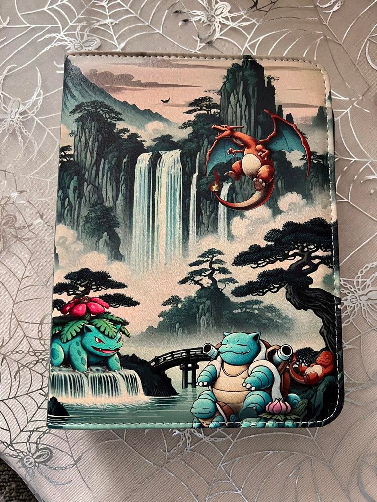 Pokemon map met rits Charizard blastoise venusaur, Ophalen of Verzenden, Nieuw, Boek of Catalogus