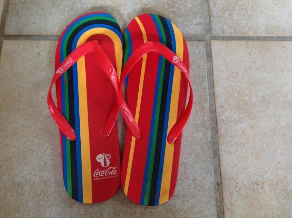 NIEUWE PRIJS:exclusieve teenslippers m41-43 coca-cola, Slippers, Ophalen of Verzenden, Zo goed als nieuw, Coca cola