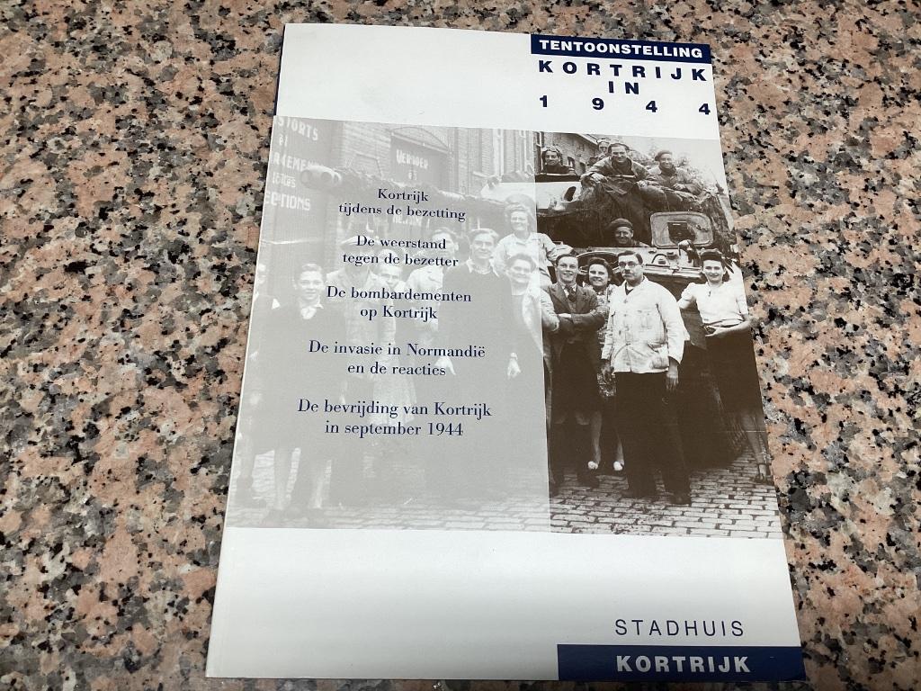 Kortrijk in 1944. Bevrijding uitgave tentoonstelling, Boeken, Ophalen of Verzenden, Tweede Wereldoorlog, Overige onderwerpen