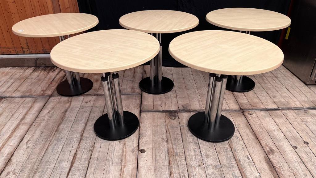 Ronde tafels met metalen voet en houtkleurig blad – 5 stuks, Tuin en Terras, Tuintafels, Ophalen, Zo goed als nieuw, Rond, Metaal