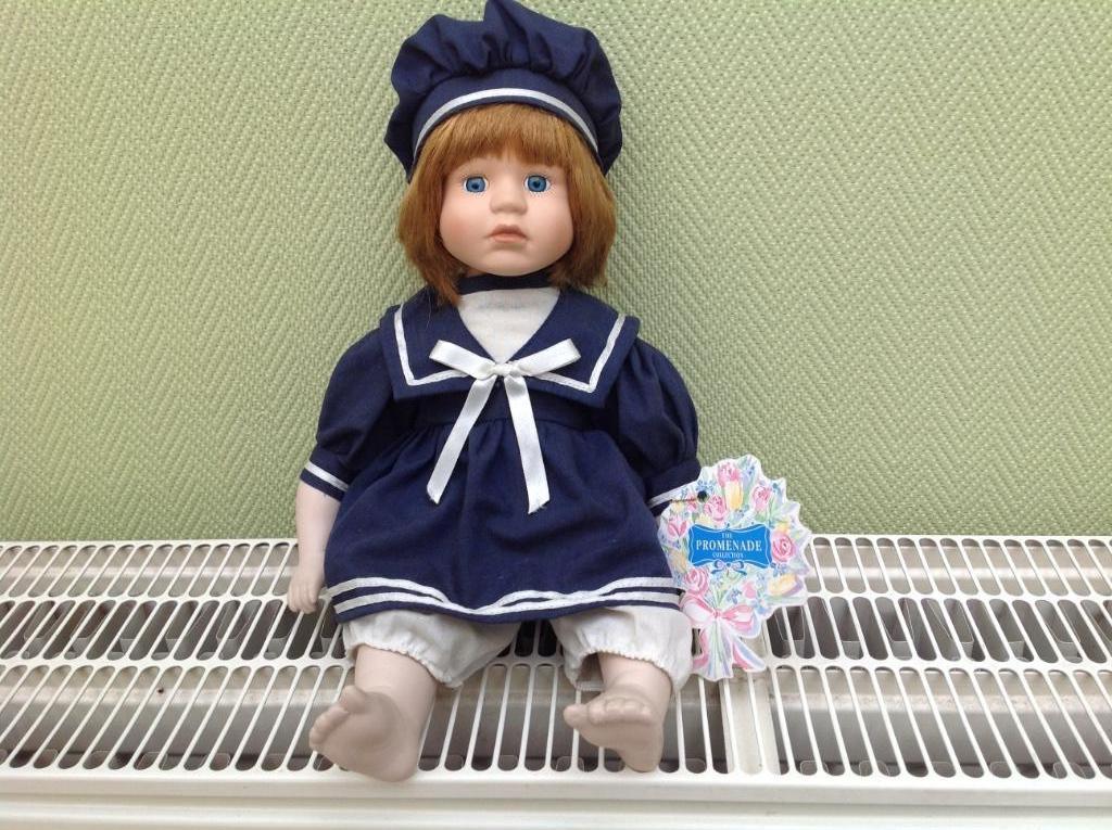 Poupée en porcelaine avec support de la collection Anne The, Envoi, Comme neuf, Poupée