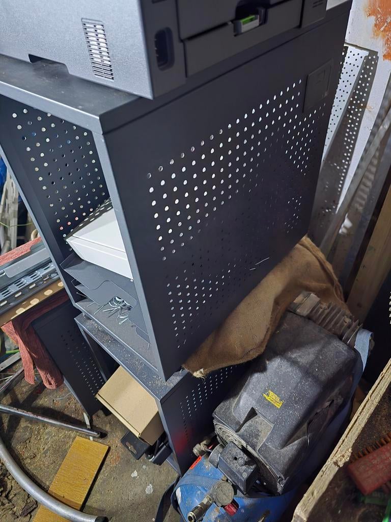Computerkast zwaar metaal op sterke wieltjes, Ophalen, Zo goed als nieuw