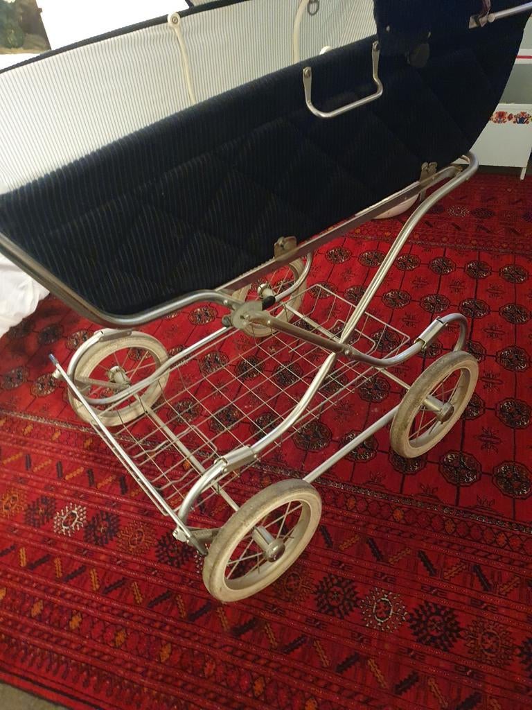 Antieke kinderwagen, Ophalen