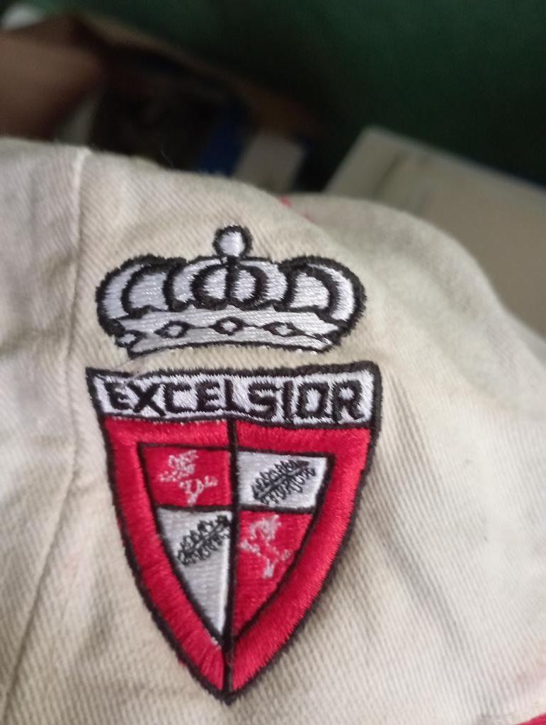 Casquette Club Royal Exelsior Mouscron, Collections, Articles de Sport & Football, Enlèvement, Comme neuf, Casquette ou Bonnet