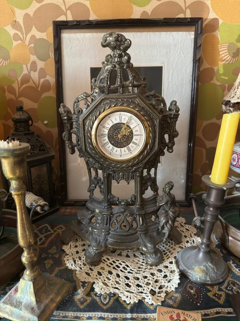 Ornate cast metal Baroque Revival mantel clock, Antiek en Kunst, Antiek | Klokken, Ophalen