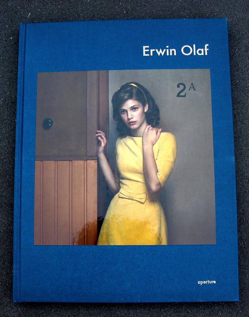 NIEUWSTAAT Erwin Olaf 2A Fotoboek Foto Boek Book 2 A, Boeken, Ophalen of Verzenden, Zo goed als nieuw