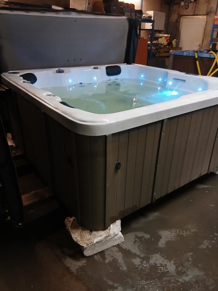 Jacuzzi. Bonne affaire livrée et passée gratuitement, Enlèvement ou Envoi