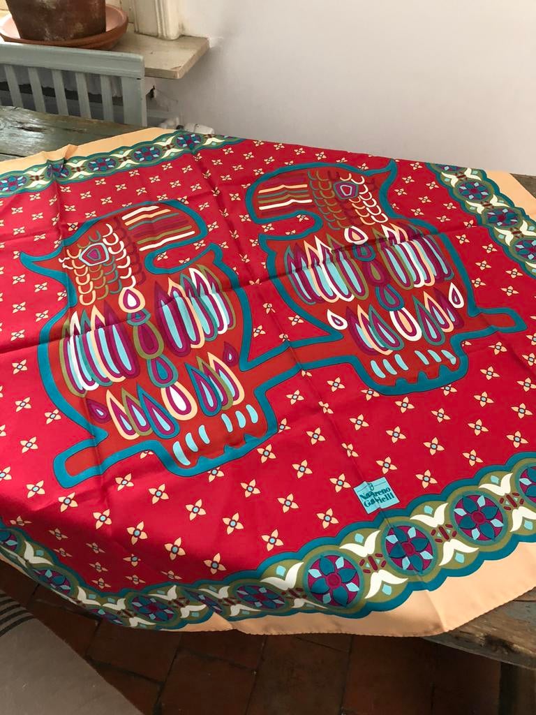 ZIJDEN SJAAL FOULARD CARRÉ IN ROOD MET MOTIEF, Ophalen of Verzenden, Nieuw, Sjaal