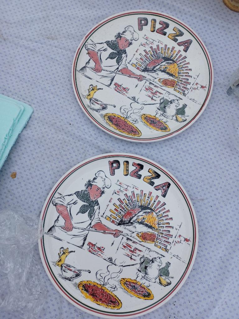 ASSIETTES A PIZZA, Maison & Meubles, Assiettes(s), Enlèvement ou Envoi, Comme neuf, Autres styles