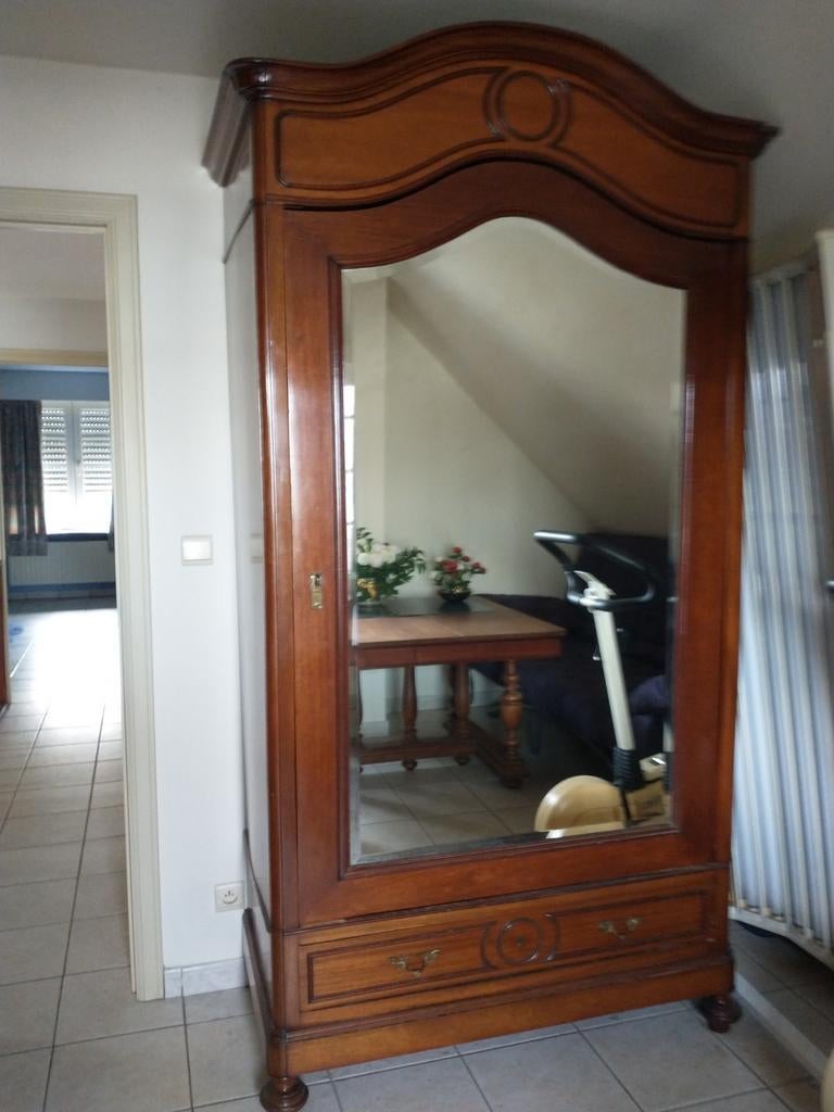 Kast met spiegel, Ophalen