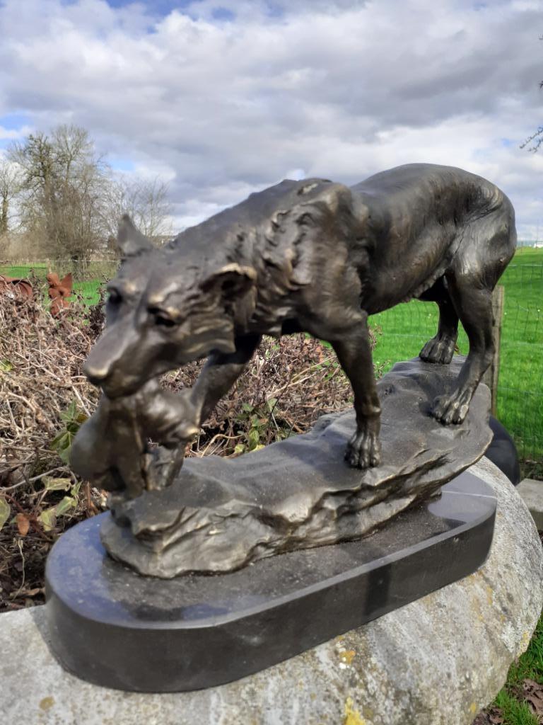 Superbe  bronze signé d'une louve et de son louveteau, Enlèvement ou Envoi, Bronze