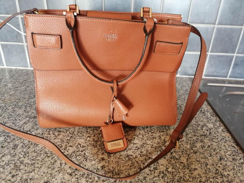 Handtas bruin merk guess komt uit boutiek voor handtassen -, Enlèvement ou Envoi, Utilisé, Brun, Sac à main