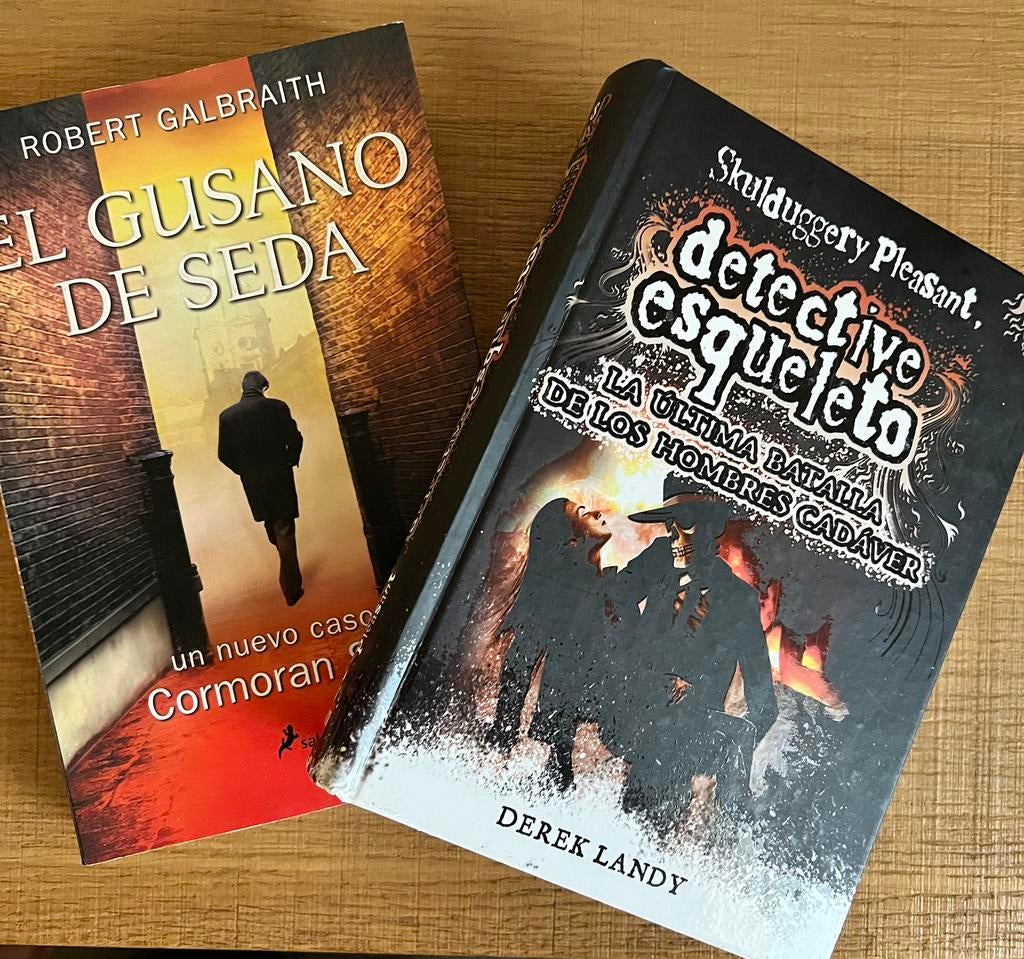 2 Spaanse thrillers: Robert Galbraith, Derek Landy, Ophalen of Verzenden, Zo goed als nieuw