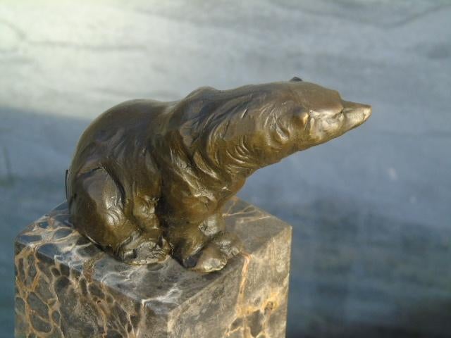 un ours polaire en bronze signé . MILO, Antiquités & Art, Enlèvement ou Envoi, Bronze