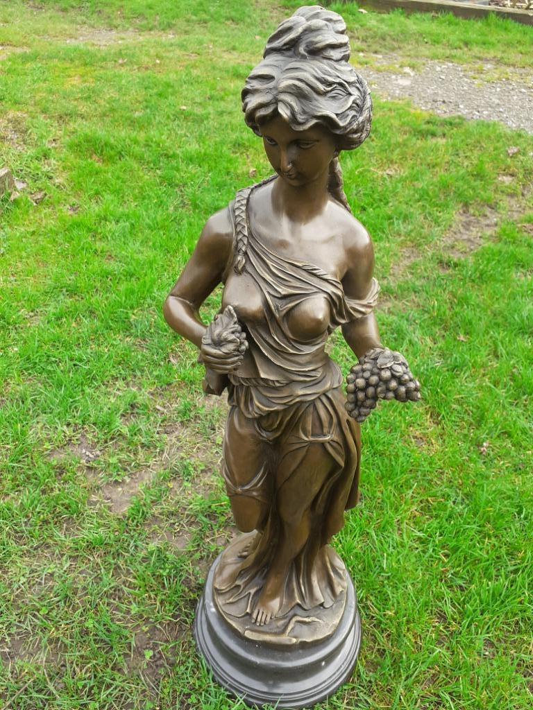 Statue en bronze signé (l'élégante aux grappes de raisins), Enlèvement, Bronze