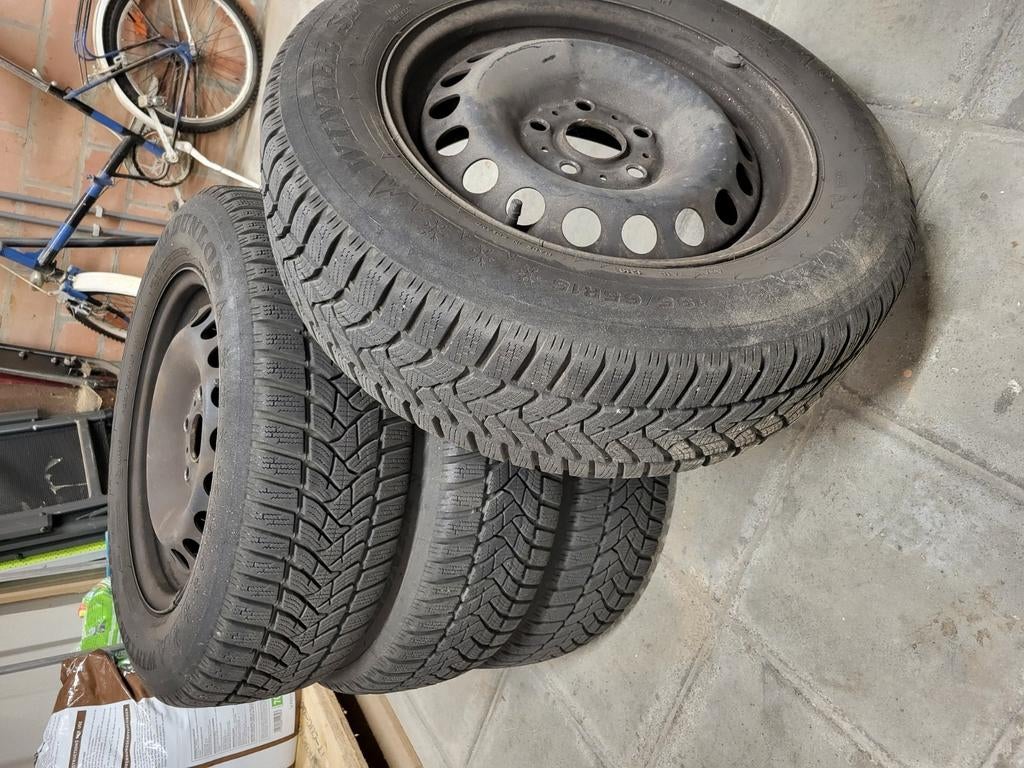 Set van 4 Dunlop winterbanden op velg, maat 195/65R15, Ophalen, Gebruikt, Winterbanden