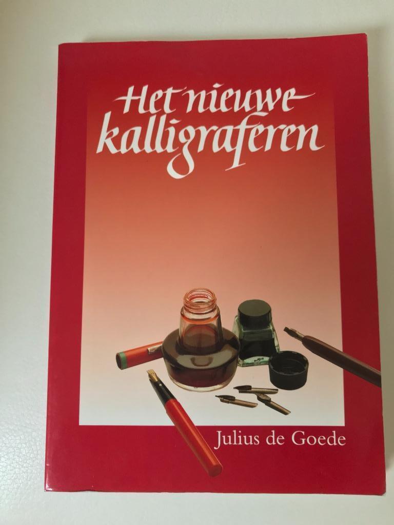 boek kalligrafie - Het nieuwe kalligraferen -Julius de Goede, Hobby en Vrije tijd, Ophalen of Verzenden, Zo goed als nieuw, Boek of Gids