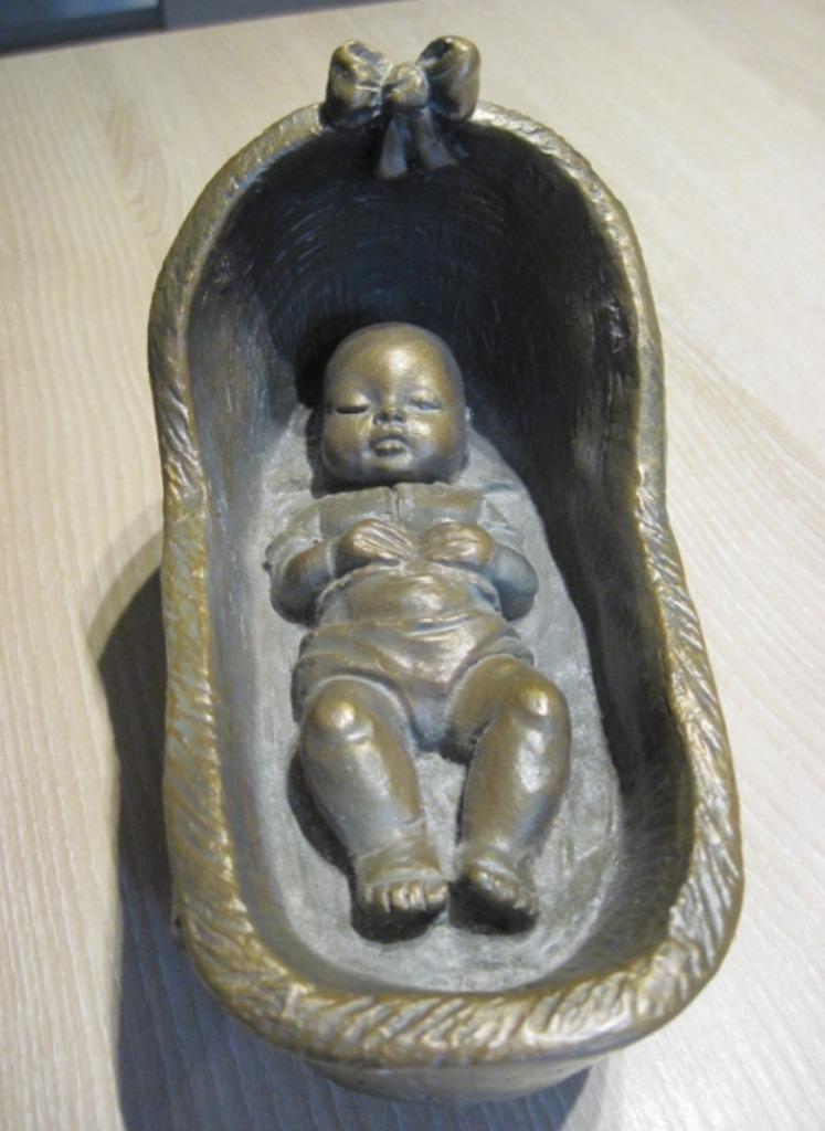 Beeldje van bady in bedje van Mat Wanders, Antiek en Kunst, Ophalen of Verzenden